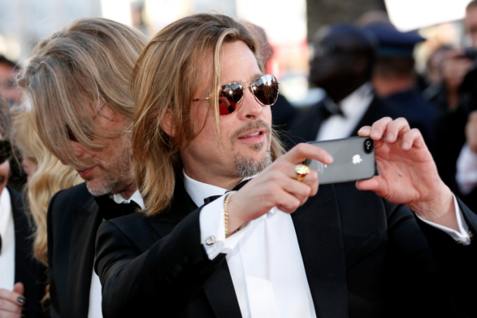 Brad pitt with iphone