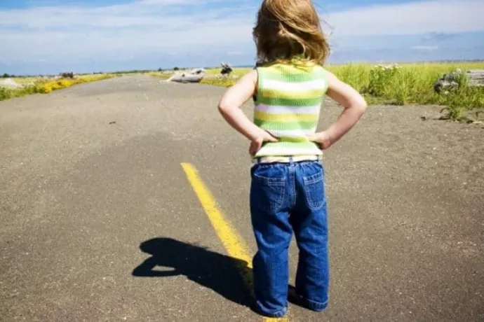 Kind op betonnen weg