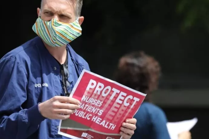 Protect man met masker