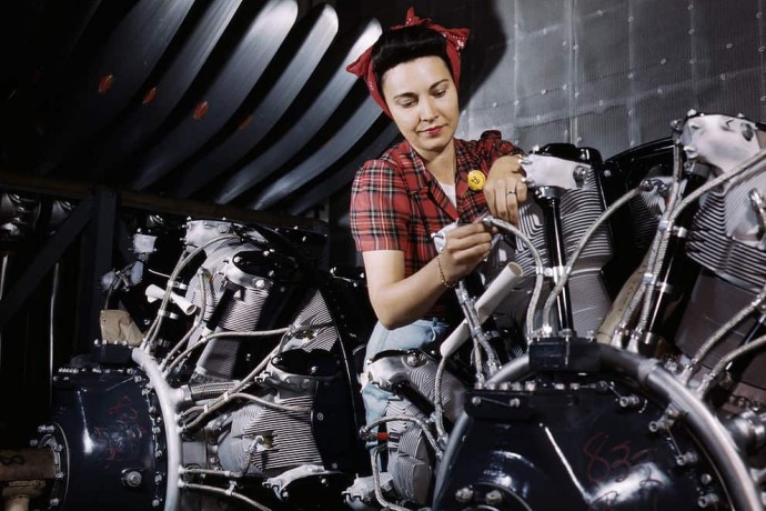 Woman_working_on_an_airplane_motor_at_North_American_Aviation