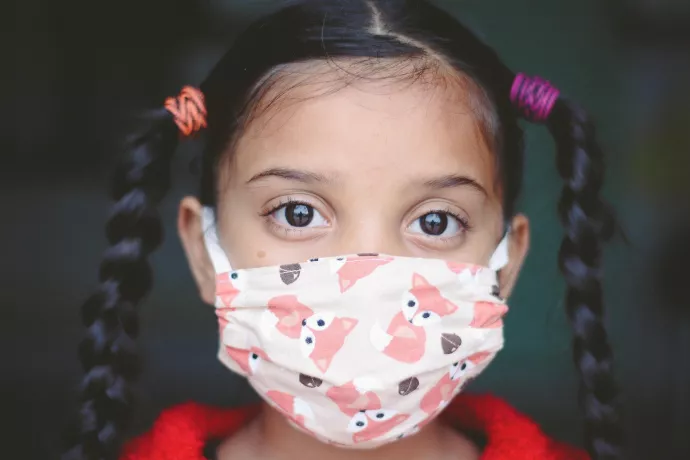 meisje met mondmasker